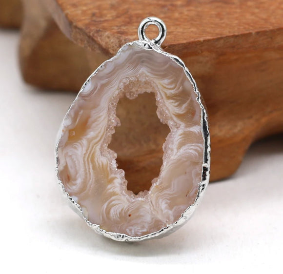 قلادة حجر عقيق بوتسوانا لون ابيض - Botswana Agate pendant