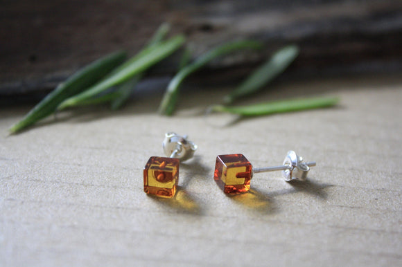 Cube stud earrings - Honey, Polished-حلق العنبر